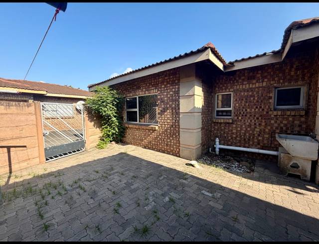 2 BEDROOM SECTIONAL TITLE FOR SALE IN ARBORETUM